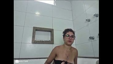 JOVEM GULOSA SE ACABANDO NA BANHEIRA