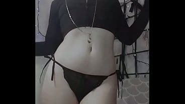 Goth Latina bailando en lenceria negra y dildo