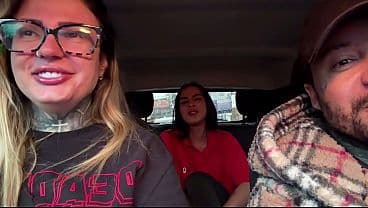 Frentista larga o trabalho para ser atriz porno e mostra tudo pela primeira vez em movimento
