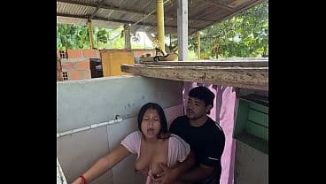 Hermanastra Caliente Llama Al Primo Del Marido Desde El Bano Para Que Se La Coja